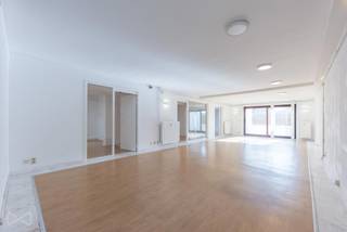 Uitstekende locatie voor deze kantoor-/bedrijfsruimte van 150 m², die naar wens kan worden aangepast. Dubbele ingang, ontvangstruimte, terras aan...