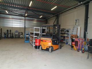 Goedgelegen industriële hal / bedrijfshal van 200m² gelegen op het bedrijvenpark 'HOEVENDIJK' in Meerhout.Dit bedrijvenpark heeft verschillende...