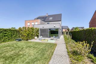 Recente woning, gelegen in een rustige straat met enkel plaatselijk verkeer, op wandelafstand van het dorpsplein. De leefruimte en open keuken genieten door de grote ramen van veel lichtinval en zicht op de tuin. Deze woning is instapklaar en onmiddellijk beschikbaar.Deze woning omvat;op de gelijkvloerse verdieping;- inkom met ingebouwde vestiairekasten en trap naar verdieping- gastentoilet- inpandige garage, met automatisch bediende poort- ruime leefruimte met grote ramen in zij- en achtergevel- open, volledig ingerichte keuken- koele berging, aansluitend aan de keukenop de 1ste verdieping;- nachtgang- 2 slaapkamers- ingerichte badkamer met ligbad, douche en dubbel lavabomeubel- apart toiletop de dakverdieping;- nachtgang- 2 slaapkamersDeze woning is instapklaar en onmiddellijk beschikbaar, na betaling.Bestuursmaatregelen in het maatregelenregister: nee
