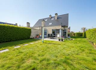 Deze aangename en recente gezinswoning is CENTRAAL GELEGEN IN EEN RUSTIGE STRAAT, vlakbij de E17, en combineert een UITSTEKENDE BEREIKBAARHEID met...