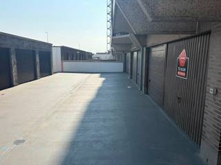 Deze garagebox in residentie <strong>Espace I&II,</strong> gelegen aan de Zeedijk in Middelkerke, inrit via de Leopoldlaan. Een uitstekende opportuniteit op een TOPlocatie, ideaal voor wie extra parkeerruimte zoekt.<br /><br />Kenmerken:
<ul>
<li>Gelegen op de bovengrondse verdieping</li>
<li>Afmetingen: hoogte 1,90m - breedte 2,13m - diepte 4,60m</li>
<li>Onmiddellijk beschikbaar</li>
<li>De garagebox wordt verhuurd op jaarbasis, huurprijs te betalen per jaar = € 1.900,-</li>
</ul>
<br /><br />Interesse? Neem vandaag nog contact op en plan uw bezoek!