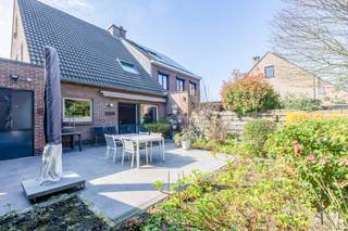 Aan de rand van Sint-Niklaas, in een bijzonder <strong>populaire en kindvriendelijke woonwijk</strong>, bevindt zich deze verzorgde halfopen bebouwing uit 1987. De woning combineert een rustige ligging met een vlotte bereikbaarheid en vormt de <strong>ideale thuisbasis voor gezinnen</strong>.<br /><br />De eigenaars zijn doorheen de jaren blijven investeren in de woning en dit met <strong>kwaliteitsvolle materialen</strong>. Zo werd de leefruimte voorzien van nieuwe aluminium ramen met driedubbele beglazing én nieuwe convectoren en zijn er in de woning heel wat ingebouwde kasten terug te vinden. <br /><br />Bij aankomst valt meteen de fraai aangelegde oprit op, die samen met de inpandige garage zorgt voor <strong>voldoende parkeergelegenheid</strong>. De woning wordt omringd door een <strong>zeer mooie, volgroeide en groene tuin</strong> waar u in alle privacy kan genieten van rust en natuur.<br /><br />Binnenin beschikt de woning over een aangename leefruimte en eetruimte met <strong>veel lichtinval</strong>: perfect voor gezellige familiemomenten aan de haard. De keuken sluit hier mooi op aan en biedt alle nodige comfort.<br /><br />Op de eerste verdieping leidt de nachthal naar twee slaapkamers en een eerste badkamer. Deze is voorzien van een bad, toilet en lavabomeubel. Verderop bevindt zich de master bedroom die bovendien geniet van het extra comfort van een ensuite-badkamer. <br /><br />Verder is er nog een praktische zolderruimte, bereikbaar via een valluik, ideaal als extra bergruimte.<br /><br />Kortom, deze woning biedt een uitstekende <strong>combinatie van ruimte, comfort en een topligging in een groene en gezinsvriendelijke omgeving</strong>. Zeker een bezoek waard. Bel 0476 21 35 46 of mail naar laurens@claves.be.