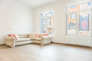 Welkom in deze smaakvol totaal <strong>gerenoveerde gezinswoning,</strong> gelegen op een <strong>centrale en vlot bereikbare locatie</strong> in Burcht.<br />Achter de vernieuwde gevel schuilt een woning waar comfort, licht en functionaliteit centraal staan.<br /><br />Bij het binnenkomen <strong>via de inkomhal (6,5 m²) </strong>word je meteen verwelkomd in de ruime, <strong>lichtrijke leefruimte. De woonkamer (25,1 m²) en eetplaats (15 m²) </strong>lopen harmonieus in elkaar over en creëren een aangenaam open gevoel.<br /><br />De volledig <strong>uitgeruste keuken (10,2 m²) </strong>sluit naadloos aan en biedt zicht op de onderhoudsvriendelijke <strong>stadstuin (14 m²) </strong>— een gezellige buitenruimte waar je in alle privacy kan genieten.<br /><br />Op het gelijkvloers bevindt zich een moderne badkamer (4,8 m²), afgewerkt met kwalitatieve materialen en voorzien van een stijlvolle inloopdouche.<br />De eerste verdieping <strong>omvat drie volwaardige slaapkamers (13,2 m² – 14,3 m² – 9,5 m²)</strong>, een praktische <strong>dressing (2,2 m²) </strong>en een tweede, <strong>ruime badkamer (8,5 m²) </strong>met dubbele lavabo, douche én ligbad — een absolute meerwaarde voor gezinnen.<br /><br />Onder het dak <strong>bevindt zich de royale master bedroom (21 m²), </strong>een rustige en private plek die perfect dienst kan doen als ouderlijke suite.<br /><br />Deze woning werd volledig gestript en vernieuwd, inclusief elektriciteit, sanitair en verwarmingsinstallatie.<br />De elektrische installatie is conform gekeurd en dankzij de doordachte renovatie geniet u van hedendaags wooncomfort zonder zorgen.<br />Een extra berging vervolledigt het geheel.<br /><br /><u><strong>Technische kenmerken:</strong></u><br />– EPC: 158 kWh/m²jaar – Label B<br />– G- &amp; P-score: C – C<br />– Stedenbouwkundige inlichtingen: Wg – Vg – Gvv – Gmo – Gvkr<br />– Geen renovatieverplichting<br /><br /><strong>Instapklaar, energiezuinig en perfect voor wie zorgeloos wil wonen op een centrale ligging.</strong><br /><br />Voelt u het al kriebelen? Ons M3-team ontvangt u graag voor een persoonlijke rondleiding.<br /><strong>Bel ons vandaag nog op 03 369 70 33 en ontdek deze woning zelf.</strong><br /> 