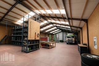 <strong>Opslagruimte </strong>met een totale oppervlakte van<strong> 535 m²</strong> en <strong>200 m² kantoorruimte </strong>te huur. Dankzij de strategische ligging geniet deze site van een uitstekende bereikbaarheid, met een vlotte verbinding naar de <strong>E313</strong> en de nabijgelegen verkeerswisselaar van Lummen richting de <strong>E314</strong>, waardoor steden zoals Antwerpen, Hasselt, Leuven en Genk snel bereikbaar zijn.<br /><br />De hal biedt een<strong> vrije hoogte tot 6 meter.</strong> De ruimte is voorzien van <strong>3 sectionale poorten</strong>, waaronder 1 grote poort en 2 kleinere. Daarnaast beschikt het gebouw over een <strong>instapklare kantoorruimte</strong> van 200 m² (gelijkvloers en verdieping), ingericht met een vergaderruimte, 3 aparte burelen, sanitair en een keuken.<br /><br />Daarnaast is er nog een hal van 500 m² beschikbaar, met een vrije hoogte van 10,5 m, één laadkade en twee sectionale poorten.<br /><br />Het bedrijfsgebouw bevindt zich op een ruim perceel met een <strong>grondoppervlakte van 3.140 m². </strong>Op de site zijn bovendien zeer <strong>ruime parkeermogelijkheden</strong>. Daarnaast is het gebouw uitgerust met <strong>zonnepanelen</strong>, wat bijdraagt aan een energiezuinig en duurzamer gebruik van het pand.<br /><br />Aan de voorzijde van het terrein bevindt zich tevens een woning die desgewenst mee gehuurd kan worden. De bedrijfshallen zijn <strong>onmiddellijk beschikbaar.</strong><br /><br />Contacteer <strong>PANORAMA B2B </strong>voor bijkomende inlichtingen, plannen of een vrijblijvend plaatsbezoek:<strong> 011.220.500</strong>