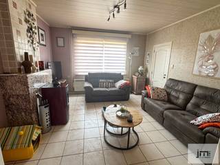 Deze goed onderhouden woning is gelegen op een volledig afgesloten perceel van 8a88ca aan de verbindinsgweg van Hasselt ( Sint-Lambrechts-Herk )...