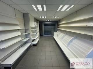 Te renoveren woning, gelegen in hartje centrum.<br /><br />Bestaat op het gelijkvloers uit een inkomhal, ruime woonkamer (momenteel winkelruimte), keuken, kleine badkamer (doucheruimte), wasplaats/berging.<br /><br />Op de eerste verdieping zijn er twee slaapkamers. Via een vaste trap kan je de mooie ruime bergzolder bereiken, welke nog in te richten is en aldus met vele mogelijkheden.<br /><br />Epc-waarde 587 kWh/m².<br /><br />Meer info: www.debaco.be of bel 014/73.77.77