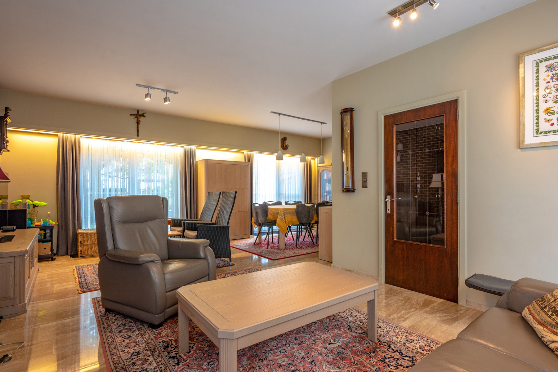 Villa met drie slaapkamers in een rustige aangename wijk. - foto 4