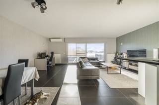 Modern en instapklaar appartement (bouwjaar 2008) in Sint-Niklaas met een ruim zuidgericht terras en mogelijkheid tot parking in de garage. Het appartement is zeer lichtrijk en beschikt over twee slaapkamers, ingemaakte kasten, airco en een gunstig EPC. Elektrisch volledig conform met geldig conformiteitsattest.Dankzij de centrale ligging dichtbij belangrijke invalswegen, het ziekenhuis en een aangenaam parkje, is deze woning ideaal voor een brede doelgroep. Een comfortabele, lichte en praktische woonst die rust en bereikbaarheid combineert.