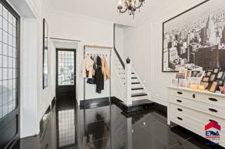 <strong>Ledegem: Woning te koop met 3 slaapkamers, 2 garages en tuin</strong><br />Deze instapklare woning met 3 slaapkamers is op zoek naar nieuwe eigenaars.<br />De dubbele garage is ideaal als atelier, stockage of om 2 wagens binnen te plaatsen. Dit heeft alle comfort voor als u thuiskomt van u werk of voor een zelfstandige. De doorgang van de garage naar de tuin maakt het extra praktisch voor bijvoorbeeld een aanhangwagen. <br />De tuin is makkelijk te onderhouden, waar je meteen kunt genieten. Kinderen kunnen hier zalig spelen. Er is ook nog een extra tuinhuis aanwezig. <br /><br /><strong>Troeven: </strong>
<ul><li>domotica aanwezig</li><li>2 garages</li><li>authentieke elementen gecombineerd met moderne toestellen</li><li>ruime tuin</li><li>asbestveilig</li><li>geen renovatieverplichting </li></ul>