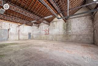 <p>Te koop: vergunde opbrengsteigendom met een kantoor, 2 appartementen en groot magazijn in Ronse</p><p>In de Olifantstraat in Ronse bevindt zich deze vergunde opbrengsteigendom met meerdere entiteiten en bijkomend magazijn. Een interessante opportuniteit voor investeerders die op zoek zijn naar direct rendement.</p><p>Wat maakt dit pand uniek?<br />Het pand bestaat uit een kantoor, en twee appartementen, + groot magazijn (parking). <br />De wooneenheden zijn momenteel verhuurd, wat zorgt voor een stabiele huuropbrengst.</p><p>Voor wie is dit ideaal?<br />Ideaal voor investeerders die op zoek zijn naar een opbrengsteigendom met rendement.</p><p>Te koop via Immo Beguin, jouw vastgoedexpert sinds 2009, met kantoren in Ronse, Waregem, Kortrijk, Deinze, Doornik en Lessines.<br />Meer info of bezoek na afspraak met emmy@immobeguin.be</p>