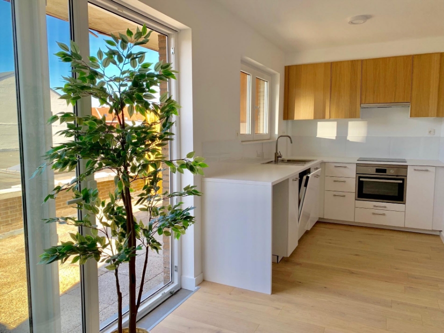 Lichtrijk en energiezuinig 2-slaapkamerappartement met lift, terras en kelderruimte - foto 2