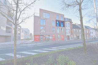 Dit appartement bevindt zich in de nieuwe ontwikkeling van het 'Molenpark' met een centrale ligging te Eeklo.<br /><br />De volledige site geniet van een degelijke en kwalitatieve afwerkingsgraad.<br /><br />Samenstelling: inkomhal, woonkamer met open keuken en zithoek, aanpalende berging, zonnig terras, apart toilet, badkamer, twee slaapkamers.<br /><br />Het appartement werd reeds volledig geschilderd en beschikt over een ondergrondse autostaanplaats.<br /><br />Wenst U dit prachtig appartement te bezoeken?<br /><br /><strong>Interesse? Vraag uw bezoek aan via onze website!</strong>