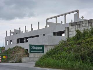 Deze ruime logistieke site in Harelbeke (kant Kortrijk) omvat 4069 m² magazijnruimte met mogelijkheid tot 1200 m² kantoorruimte. Dankzij de strategische ligging in de Kanaalstraat geniet het gebouw van een uitstekende bereikbaarheid en een vlotte aansluiting op belangrijke transportroutes (vlak naast E17), ideaal voor bedrijven die opslag of distributie combineren met een efficiënte kantoorwerking.<br /><br />Magazijnruimte (4069 m²)<br />- 2 laadkades voor efficiënte goederenbehandeling (laad- en los zone) <br />- Grote open ruimte geschikt voor diverse logistieke activiteiten<br />- Praktische indeling voor opslag, distributie of productie<br />- Mogelijkheid tot het plaatsen van rolbrug<br />- Vrije stapelhoogte van 11 meter<br /><br />1200 m² aanpalend kantoor beschikbaar (350 m² - 425 m² - 425 m²), optioneel kan er nog een aanpalende logistieke bedrijfshal bij gehuurd worden van 2765 m².<br /><br />Interesse? <br />Voor meer info contacteer Jasper: 0479/27 71 92 - Jasper@immopottelberg.be