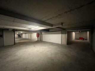 Res. Saphir.<br />Vlot toegankelijke dubbele garagebox in de lengte (tandemgarage) gelegen op Elizabetlaan, vlakbij het Albertplein en Kustlaan. <br />Ref. G715
