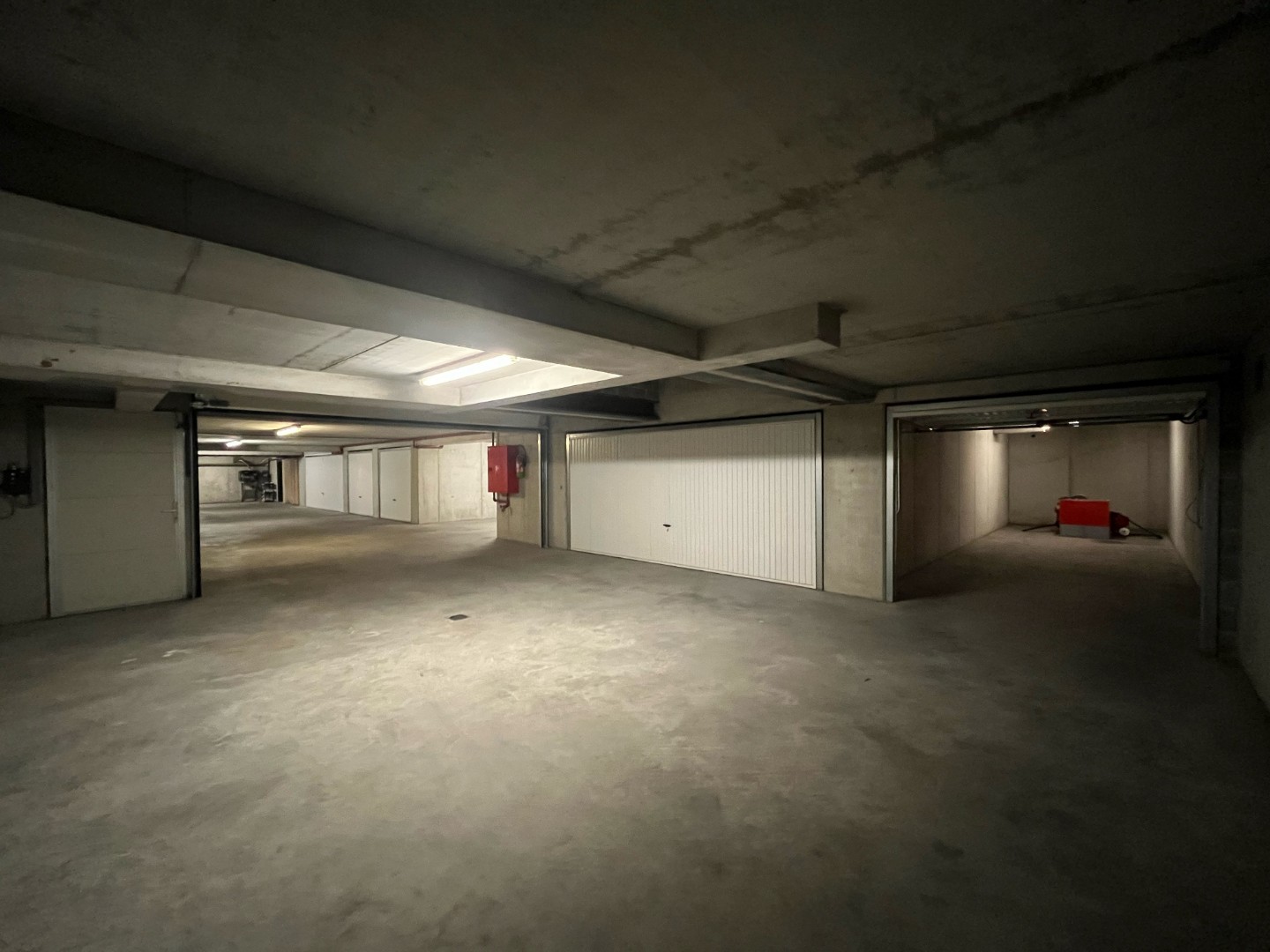 Double garage box longitudinal facilement accessible situé sur Elizabetlaan, à proximité d'Albertplein et de Kustlaan. - photo 3