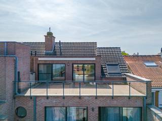 Nabij het centrum van Stabroek vindt u in dit recente en zeer netjes geschilderd appartement op de 2e verdieping.LIFT AANWEZIG.Indeling: inkomhal met...