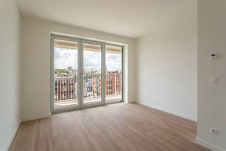 <div>
<div>
<section>
<div>
<div>
<div>
<div>
<div>
<div>
<p>Ontdek dit exclusieve duplex penthouse van <strong>125 m²</strong>, gelegen op de vernieuwde Slachthuissite in Antwerpen. Deze recente nieuwbouwwoning combineert hoogwaardige afwerking, een overvloed aan natuurlijk licht en maar liefst <strong>66 m² aan terrassen</strong>, verdeeld over twee buitenruimtes.</p>
<p>De duplex beschikt over een ruime leefruimte met grote raampartijen, een luxueuze open keuken met kookeiland, <strong>3 volwaardige slaapkamers</strong> en <strong>2 stijlvolle badkamers</strong>, waarvan één met een inloopdouche en één met een ligbad. Dankzij de hoge plafonds en de grote dakramen geniet u de hele dag van een uitzonderlijk ruimtelijk gevoel.</p>
<p>Het absolute pronkstuk is het indrukwekkende <strong>dakterras van 51 m²</strong>, aangevuld met een tweede terras van <strong>15 m²</strong>, ideaal om in alle rust van de zon en het open uitzicht te genieten.</p>
<p>De verkoop omvat bovendien een <strong>privatieve kelderberging en twee ondergrondse autostaanplaatsen</strong>, inbegrepen in de vraagprijs.</p>
<p>Gelegen vlak bij Park Spoor Noord, het Eilandje, winkels, horeca en openbaar vervoer biedt dit penthouse een unieke combinatie van luxe, comfort en een uitstekende bereikbaarheid.</p>
</div>
</div>
</div>
</div>
</div>
</div>
</section>
</div>
</div>