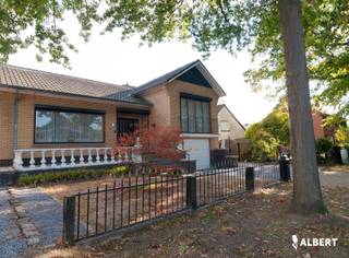 Ruime half-open bebouwing in Diepenbeek op adembenemend perceel van 1650m². <br />De woning heeft een bewoonbaar oppervlakte van 240 m² (bron EPC) en is een vrij uniek "split-level" concept.<br />De ruimtes zijn verdeeld over:<br />* een inkomhal, wc, woonkamer, keuken , veranda met toegang tot terras en tuin ,<br />* nachthal met drie slaapkamers en badkamer<br />* toegang via trap naar een extra slaapkamer en zolder, <br />* inpandige garage , berging/wasplaats met toegang naar de kelder en provisieruimte.<br />Het huis is gebouwd in 1966 en ligt op een perceel van maar liefst 1650m². <br />Door de EPC score E is er een renovatieverplichting.<br />De zeer grote tuin biedt ruimte voor kinderplezier, het houden van dieren of lekker tuinieren en biedt een fantastisch uitzicht op de achterliggende natuur.<br />In de garage is er plaats voor het parkeren van een auto en fietsen en op de oprit is er plaats voor nog 2 auto's. <br />De woning is gelegen in een rustige buurt doch slechts op enkele minuten van de belangrijkste invalswegen , scholen, winkels, sport accomodaties. <br />Kortom, deze woonst in Diepenbeek is een ideale plek voor een gezin dat op zoek is naar een leuke woning met een grote tuin en veel privacy. <br />Interesse? nathalie.poelmans@albert.immo of via Nathalie 0477 493871<br />Bij Albert kom je thuis!