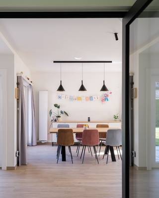 Schrijf u in via de website van de makelaar voor een bezoek. In een rustige, groene woonwijk aan het einde van een doodlopende straat in Drongen, staat deze vrijstaande woning midden in een royale tuin. Met een 205 m² bewoonbare oppervlakte, vijf slaapkamers en twee badkamers voorziet deze eigendom ruimte in overvloed voor uw gezin.<br /><br />Via de lichte inkomhal en stijlvolle deuren stapt u de open leefruimte binnen. Grote ramen zorgen voor een zee van licht en zicht op het omringende groen. De zithoek met sfeervolle haard nodigt uit tot gezellige avonden, terwijl de eethoek via een grote raampartij aansluit op het terras en de tuin. Warme vloeren in houtlook, zwarte spots en slanke designradiatoren geven het geheel een eigentijdse, rustige uitstraling.<br />De keuken is strak ingericht met moderne inbouwtoestellen en een kookeiland, dat voldoende ruimte biedt voor een ideale kookervaring. Bovendien kijkt wie achter het aanrecht staat, zo uit op de tuin.<br /><br />Op het gelijkvloers liggen ook twee slaapkamers, ideaal als bureau, logeer- of speelkamer én een volledig ingerichte badkamer met bad en douche. Een elegante trap met houten treden leidt naar de verdieping, met nog drie gezellige, lichtrijke slaapkamers onder het dak en een tweede badkamer die nog in te richten is. De leidingen en het toilet zijn reeds aanwezig. <br /><br />Buiten wacht een heerlijk groene tuin rondom de woning, met een ruim gazon, mooie bomen en hagen die voor privacy zorgen. Hier geniet u op het terras van lange zomeravonden. Een inpandige garage en een ruime oprit bieden plaats voor meerdere wagens.<br /><br />Kortom, een instapklare gezinswoning met ademruimte, in een gegeerde woonomgeving dicht bij de stad.<br />Interesse? Mail gerust op alain@makelaarshuys.be