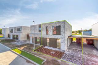 Deze <strong>halfopen woning</strong> is gelegen in een recente en bijzonder rustige verkaveling, op slechts enkele minuten van het bruisende centrum van Roeselare.<br />De woning geniet een perceeloppervlakte van <strong>256</strong><strong> m²</strong> en een bewoonbare oppervlakte van <strong>137 m². </strong><br />Het zuidgerichte perceel geniet van zonlicht van ’s morgens tot ’s avonds en is volledig omheind. Bovendien beschikt het over een oprit, carport en afgewerkte buitenberging.<br /><br />Deze woning wordt volledig <strong>instapklaar opgeleverd</strong>: aangelegde tuin, schilderwerken en verlichting zijn inbegrepen in de vraagprijs. Op zoek naar een afgewerkte woning die je enkel nog hoeft in te richten? Dan is dit de ideale keuze.<br /><br /><strong>Indeling:</strong><br /><strong>Gelijkvloers</strong>
<ul>
	<li>Inkomhal met gastentoilet en vestiaire</li>
	<li>Ruime leefruimte met veel lichtinval en zicht op de tuin</li>
	<li>Open keuken met kookeiland, luxueus afgewerkt en uitgerust met oven, microgolf, koelkast, dampkap, inductiekookplaat, spoelbak en vaatwasser</li>
	<li>Aansluitende berging met wasplaats</li>
</ul>
<strong>Eerste verdieping</strong>

<ul>
	<li>Nachthal</li>
	<li>3 ruime slaapkamers</li>
	<li>Extra berging en apart toilet</li>
	<li>Badkamer met inloopdouche, ligbad en dubbel lavabomeubel</li>
</ul>
<br /><strong>Energie &amp; comfort:</strong><br />Deze woning is gebouwd met oog voor duurzaamheid en energie-efficiëntie:
<ul>
	<li><strong>Zonnepanelen</strong></li>
	<li><strong>Warmtepomp </strong>met vloerverwarming</li>
	<li><strong>Hoogrendementsbeglazing </strong>van topkwaliteit</li>
	<li>E-peil <strong>E10</strong> → <u>5 jaar vrijstelling van onroerende voorheffing!</u></li>
</ul>
<br /><strong>Extra troeven inbegrepen in de vraagprijs:</strong>

<ul>
	<li>carport met buitenberging</li>
	<li>schilderwerken</li>
	<li>verlichting</li>
	<li>tuinaanleg (terras, omheining, paden, oprit)</li>
</ul>
<br /><strong>Ligging</strong><br />De locatie is ideaal: op enkele minuten van het centrum van Roeselare, met een vlotte verbinding naar de Ring en de E403. Scholen, sportfaciliteiten, bakkerij, slager, Carrefour en het stadscentrum zijn gemakkelijk bereikbaar, ook met de fiets.<br /><br />Bij verdere interesse, aarzel dan niet ons te contacteren op <strong>info@dicasa.be</strong> of <strong>051/201.400</strong>