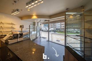 Dit goed gelegen winkelpand langs de commerciële Elizabetlaan was jarenlang een populaire bakkerij. De inrichting van de bakkerij is nog steeds aanwezig. <br /><br />Het pand is geschikt voor verschillende doeleinden en bepaalde horeca uitbating en bestaat op het gelijkvloers uit de eigenlijke winkelruimte met achterliggende keuken en toilet. In de kelderverdieping is er een grote extra werkruimte. Individuele extra kelderberging in de ondergrondse gemeenschappelijke delen.