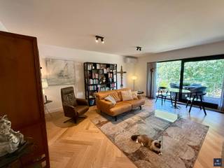 <p><span>Stijlvol en instapklaar appartement met 2 terrassen</span></p><p><span> </span></p><p><span>Op zoek naar een appartement waar </span><span>comfort, stijl en energiezuinigheid</span><span> perfect samenkomen? </span></p><p><span>Dan is dit prachtig afgewerkte appartement in een verzorgde residentie beslist een bezoek waard!</span></p><p><span> </span></p><p><span>De </span><span>ruime en lichtrijke woonkamer</span><span> sluit mooi aan op de stijlvolle keuken. </span></p><p><span>Verder beschikt het appartement over </span><span>2 slaapkamers, een moderne badkamer, 2 toiletten en praktische ingemaakte vestiairekasten</span><span>. Met maar liefst </span><span>2 terrassen</span><span> geniet u bovendien volop van een aangename buitenruimte.</span></p><p><span> </span></p><p><span>De hoogwaardige afwerking met onder meer </span><span>parket</span><span> zorgt voor een warme en eigentijdse uitstraling. </span></p><p><span>Ook technisch is dit appartement uitstekend in orde, met </span><span>EPC-label B, conforme elektriciteit en een asbestveilig attest</span><span>. Kortom: volledig instapklaar én bijzonder energiezuinig!</span></p><p><span> </span></p><p><span>Als extra troef is er de mogelijkheid om een </span><span>ondergrondse staanplaats met oplaadmogelijkheid voor de wagen en een zeer ruime kelderberging</span><span> aan te kopen. </span></p><p><span>De kelder is </span><span>meer dan dubbel zo groot als een standaard kelderberging</span><span> en biedt bijzonder veel praktische bergruimte. </span><span>Staanplaats + kelder kunnen samen worden aangekocht voor € 30.000.</span></p><p><span> </span></p><p><span>Een stijlvol, energiezuinig en zorgeloos appartement met een uitstekende indeling, 2 terrassen en een uitzonderlijk ruime kelder. Een absolute aanrader!</span></p><p><span> </span></p><p><span>Interesse? Gelieve ons dan te contacteren op het nummer 03 775 41 88 of mail naar <span>kurt@vastgoed-smet.be</span></span><span> </span></p><p><span><span>www.vastgoed-smet.be</span></span></p><p><span> </span></p><p><span>“De verstrekte gegevens/informatie (zowel online als gedrukt) worden vrijblijvend verstrekt, enkel ter inlichting, zonder contractuele verbintenis of garantie van onzentwege en kunnen op ieder ogenblik gewijzigd worden”</span></p><p><span> </span></p><p><span> </span></p>