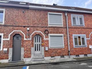 Deze degelijke woning uit de jaren 30 bevindt zich in een van de gezelligste en rustigste straatjes van Leuven. Ze werd volledig gerenoveerd en heeft volgende indeling: Inkomhal, open leefruimte met aansluitend nieuwe volledig geïnstalleerde keuken. Badkamer met lavabo en douche, apart toilet, lavabo-meubel, en berging met aansluiting wasmachine. Aan de keuken bevindt zich de zuidgerichte koer. De eerste verdieping telt 2 ruime slaapkamers waarvan 1 toegang geeft tot de proper afgewerkte zolder. Alle ramen zijn voorzien van hoogrendementsglas en rolluiken, nieuwe CV op gas. De woning is beschikbaar vanaf 1 maart 2026<br />Huurprijs 1300 €/maand