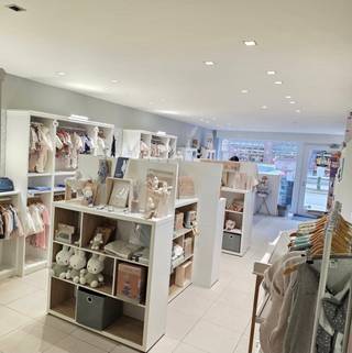 <strong>HANDELSPAND<br /><br /></strong>Veelzijdig handelspand in het centrum van Westmalle. Ruime handelsruimte vooraan, kleinere ruimte of stockage achteraan, kitchenette en sanitair voorzien.<br /><br /><strong>BIJZONDERHEDEN<br /><br /></strong>€30 (per maand) privatief watervebruik, cv op gas, 1 parkeerplaats achter het gebouw, mogelijkheid om parkeerplaatsne bij te huren<br /><br /><strong>POSITIEVE ASPECTEN<br /><br /></strong>centraal gelegen<br />verschillende activiteiten mogelijk<br />goede publicitaire ligging