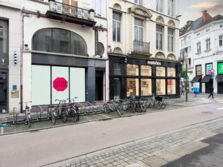 Meer info of een bezoek? 09 279 11 22 of info@centeroffice.be<br />Dit handelspand van +-120m2 over 2 verdiepen en +-60m2 (berging/kelder) bevindt zich in de Volderstraat, één van de drukste winkelstraten van Gent aan de hoek van de Veldstraat. Dicht bij de Gentse universiteit. Bovendien ligt het op amper een zucht verwijderd van het toeristisch en tevens historisch hart van Gent. Daarmee bedoelen we: het Belfort, de St.Baafskathedraal met het Lam Gods, het Gravensteen, het Geeraard de Duivelssteen, het Hotel d'Hane Steenhuyse en het Huis Arnold Vander Haeghen.  Dit ruim handelspand is volledig onderkelderd. Aan stockeerruimte is hier dus geen gebrek. 