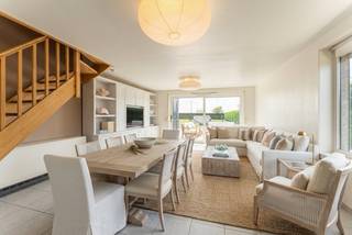 <p>Te koop: ruime vakantiewoning in het vakantiepark &quot;Princess Garden II&quot;, gelegen aan de Westendelaan.</p>
<p><br /> </p>
<p>Deze instapklare vakantiewoning biedt een praktische indeling en een uitstekende ligging dankzij de vlotte bereikbaarheid via de invalsweg naar zowel Westende-drop als Middelkerke. ideaal voor wie op zoek is naar comfort en een zorgeloze tweede verblijfplaats aan de kust. Met een bewoonbare oppervlakte van 69 m², een zonnig terras van 39 m² en een inbegrepen staanplaats geniet je hier van alle ruimte om optimaal te ontspannen. Bovendien is de woning zongericht, waardoor je de hele dag door van de zon kunt genieten.</p>
<p><br /> </p>
<p><strong>Belangrijkste ruimtes:</strong><br />• Woonkamer met natuurlijke lichtinval.<br />• Functionele keuken met basisvoorzieningen.<br />• Drie slaapkamers, ideaal voor vakantiegangers.<br />• Badkamer met praktische indeling.<br />• Ruim, zongericht terras van 39 m², ideaal om de hele dag buiten te genieten.</p>
<p><br /> </p>
<p><strong>Troeven:</strong><br />• Inclusief private staanplaats voor de deur.<br />• Instapklaar en geschikt als tweede verblijf of vakantieverhuur.<br />• Heel de dag genieten van de zon.</p>
<p><br /> </p>
<p>Neem vandaag nog contact op met je ERA-makelaar voor een bezoek.</p>
<p><br /> </p>
<p><strong>JOUW DROOMHUIS. ZO GEVONDEN!</strong></p>