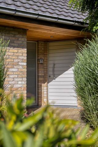 Een ruime, energiezuinige en instapklare woning ...<br /><br />We komen de bekende Bloementjeswijk binnen en merken meteen dat dit een uiterst rustige residentiële buurt is. <br />Via de mooie voortuin komen we de woning binnen via de hal met apart gastentoilet. De glazen deur brengt ons in de ruime en lichtrijke leefruimte. Vooraan vinden we de leuke zithoek en achteraan de eetkamer met zicht op de grote tuin. Aansluitend is er de gerieflijke open keuken met een ontbijthoek. Een handige berging grenst aan de keuken. <br />De inpandige garage is zeer ruim en beschikt over een elektrische poort. <br />De eerste verdieping beschikt over een lichtrijke nachthal, 3 volwaardige slaapkamers, een technische berging en een ruime badkamer met dubbel lavabomeubel, ligbad en douche. Het toilet is apart. <br />De verzorgde tuin heeft een ideale westoriëntatie en beschikt over een ruim terras en buitendouche. De tuin is volledig volgroeid, waardoor het er genieten is in alle rust en privacy! <br /><br />Deze uiterst goed onderhouden woning werd pas voorzien van een nieuwe CV ketel (condensatieketel op gas) en een warmtepompboiler. Er zijn ook 12 zonnepanelen en een thuisbatterij. Dit alles zorgt voor een zeer goed EPC (label B), waardoor er geen renovatieplicht is. <br />Ook de elektrische installatie is conform gekeurd en de woning is asbestveilig. <br /><br />Een instapklare woning met een zeer goede ligging die klaar is voor de toekomst!