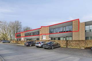 Bent u op zoek naar een praktisch en strategisch gelegen kantoorruimte? Dit kantoor van ca. 430 m² biedt alle faciliteiten voor een comfortabele...
