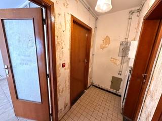 Dit te renoveren appartement nabij het centrum van Tongeren biedt heel wat mogelijkheden en heeft de volgende indeling: inkomhal, apart toilet,...