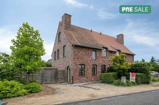 Plan je bezoek en ontdek! <br /><br />Deze instapklare en energiezuinige halfopen bebouwing, gebouwd in 2016, combineert modern wooncomfort met een ruime indeling. Met een bewoonbare oppervlakte van 172 m² op een perceel van 274 m² geniet je hier van veel ruimte, licht en een aangename woonkwaliteit. Het huis is bovendien centraal gelegen in Ingelmunster.<br /><br />Het huis heeft volgende indeling:<br /><br />Gelijkvloers:<br />- Inkomhal met apart toilet<br />- Lichtrijke leefruimte met zicht op de tuin<br />- Open keuken voorzien van alle nodige comfort<br />- Wasplaats/berging<br /><br />1ste verdieping:<br />- 3 slaapkamers<br />- badkamer met dubbele lavabo, douche en bad<br />- Toilet<br /><br />2de verdieping:<br />- Slaapkamer<br />- Badkamer met douche en lavabo<br />- Praktische zolderberging<br />- Technische ruimte<br /><br />Buiten:<br />- Zonnige tuin met terras en berging<br /><br />Specifieke kenmerken:<br />- Instapklaar<br />- Energiezuinige woning<br />- Bewoonbare oppervlakte van 172 m²<br />- Veel ruimte en natuurlijke lichtinval<br />- Centrale ligging in Ingelmunster, nabij winkels, scholen en verbindingswegen<br /><br /><br />Ben je op zoek naar een recente, energiezuinige en ruime woning op een toplocatie? Neem dan zeker contact op voor een bezoek. Deze woning is absoluut de moeite waard!<br /><br />De eigendom wordt aangeboden via de Pre-sale formule. Op 25/07/2026 tussen 10:00 en 12:00 kan u de woning op afspraak komen bezichtigen en een bod uitbrengen. De vermelde prijs is een instelprijs. Voor meer info, gelieve contact op te nemen met de dossierverantwoordelijke.<br /><br />Bestuursmaatregelen in het maatregelenregister: nee
