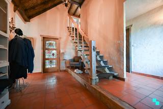 Deze charmante fermette, opgetrokken in 1975, ademt karakter en warmte dankzij het gebruik van authentieke materialen. De woning biedt een...