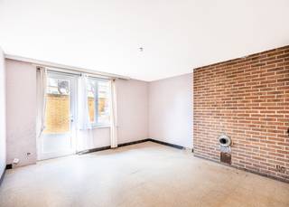 Te renoveren appartement met 1 slaapkamer te koop in de residentie Longchamps. Deze residentie is gelegen in de Van Haelenstraat en geniet een uiterst centrale ligging te Koksijde Bad: vlakbij zee, het openbaar vervoer en het commercieel centrum.<br /><br />Het appartement is gelegen op de kelderverdieping en werd als volgt ingedeeld: west gerichte leefruimte | afzonderlijke keuken | afzonderlijk toilet | badkamer met bad en lavabo | GROTE slaapkamer | terras/koer aan achterzijde.<br /><br />Gemeenschappelijke fietsenberging aanwezig. <br /><br />Op zoek naar een te renoveren tweede verblijf tegen een scherpe prijs? Contacteer ons dan snel voor een afspraak ter plaatse. <br /><br />Tussen de foto's staan enkele 3D-beelden van hoe u het appartement kan opfrissen en aankleden. Deze zijn puur illustratief. 