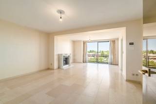 [[ DIT PAND NEEMT DEEL AAN DE ERA OPEN HUIZEN DAG OP 19/9 VAN 11:00 TOT 12:00 ]]
<p>Dit instapklare appartement aan de Noordlaan in Dendermonde biedt een aangename combinatie van ruimte, comfort en een centrale ligging. De grote leefruimte en ruime kamers zorgen voor een open en lichtrijke woonbeleving. Het gezellige zuidgerichte terras vormt een fijne plek om te ontspannen in alle rust. Dankzij de nabijheid van scholen, openbaar vervoer, het station, park en ziekenhuis geniet u hier van een vlotte bereikbaarheid. Bovendien kan het lopende huurcontract van de garage beneden overgenomen worden, wat een praktische oplossing biedt voor parkeren in het centrum.</p>

<p> </p>

<p>Belangrijkste ruimtes:<br />• Ruime woonkamer (33 m²) met veel lichtinval<br />• Keuken (10 m²) uitgerust met inductiekookplaat, oven, koelkast, vaatwasser en dubbele spoelbak<br />• Inkomhal (9 m²) met vlotte toegang tot de leefruimtes<br />• Badkamer (5 m²) met dubbele wastafel in meubel<br />• Apart toilet<br />• Berging (2 m²) en extra berging (3 m²)<br />• Slaapkamer (14 m²)<br />• Slaapkamer (13 m²)<br />• Zuidgericht terras (7 m²)<br />• Extra terras (3 m²)</p>

<p>Troeven:<br />• Instapklaar appartement met ruime leefruimte en grote kamers<br />• Gezellig zuidgericht terras<br />• Mogelijkheid tot overname huurcontract garage beneden</p>

<p>Neem vandaag nog contact op met je ERA-makelaar voor een bezoek. JOUW DROOMAPPARTEMENT. ZO GEVONDEN!</p>