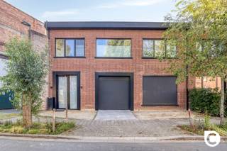 <p><span>Ruim loftappartement van 135 m² met magazijn/handelspand </span></p><p><span> </span></p><p><span>Centraal gelegen in een rustige straat in Mortsel op de grens met Edegem vindt u dit zeer interessant pand. Voor wie op zoek is naar een appartement met plaats voor een hobby, werkruimte, kantoor of handelsruimte is dit een zeer uitzonderlijke woning.</span></p><p><span>De locatie is ideaal. U bent onmiddellijk in de buurt van invalswegen, op wandelafstand van het centrum van Mortsel met winkels, eetgelegenheden en dergelijke en zeker niet te vergeten op wandelafstand van fort 5 waar het gezellig vertoeven is.</span></p><p><span>Dit ruime en veelzijdige loftappartement biedt een ideale combinatie van comfortabel wonen en extra werk-/opslagruimte.</span></p><p><span> </span></p><p><span>Gelijkvloers </span></p><p><span>Het magazijn kan u zowel via de grote automatische poort  als via de inkomhal bereiken en heeft een oppervlakte van 110 m² met gepolierde beton. Hier is dus een aparte bureauruimte voorzien en achteraan een kleine keuken.</span></p><p><span>Naast de trap bevindt zich de technische ruimte met wasplaats.  </span></p><p><span> </span></p><p><span>De multifunctionele ruimte biedt tal van mogelijkheden als kantoor, praktijkruimte, opslag, hobbyruimte of handelsruimte.</span></p><p><span> </span></p><p><span>Via de inkomhal  kan u onmiddellijk met de mooie houten trap naar het woongedeelte. </span></p><p><span> </span></p><p><span>1ste verdieping :</span></p><p><span>U  merkt hier onmiddellijk een oase aan licht en ruimte wat automatisch een loftgevoel oproept. Hier bevindt zich het aangename woongedeelte op massieve parketvloer en open keuken met eiland, ingericht met kwalitatieve toestellen (dubbele oven, vaatwasser, inductiefornuis, dampkap en spoelbak en een verzorgd composiet werkblad) en met oog voor detail zoals spots, TV surround systeem.</span></p><p><span>De ramen langs de voorzijde zorgen voor een aangenaam zicht op de straat.  </span></p><p><span> </span></p><p><span>Verder zijn er twee slaapkamers, waarvan de tweede slaapkamer beschikt over een praktische dressingruimte. Daarnaast is er een badkamer met dubbel lavabomeubel, inloopdouche en handdoekdroger,extra troef zijn de 2 automatische dakkoepels die zorgen voor extra licht en ventilatie.</span></p><p><span>Tevens is er een apart toilet met handenwasser.</span></p><p><span> </span></p><p><span>Achteraan beschikt de woning over een terras waar u heel de namiddag kan genieten van het zonnetje en waar u ook voldoende privacy heeft.</span></p><p><span>Aan  de voorzijde is er een praktische oprit.</span></p><p><span> </span></p><p><span>Deze woning werd grondig en kwalitatief gerenoveerd, met onder meer een vernieuwd en geïsoleerd dak, nieuwe ramen, vernieuwde elektriciteit, HR-ketel en vochtwerende injectie van de voorgevel. 24 zonnepanelen zorgen voor een bijkomende energiezuinige troef. De eigenaar zijn ook in het bezet van plannen voor een eventuele optopping indien u nood hebt aan meer ruimte. Plannen zijn  zeker te bekijken bij bezoek of op aanvraag.</span></p><p><span> </span></p><p><span>Met een Mobi-score van 8.9/10 zijn verschillende voorzieningen vlot bereikbaar.</span></p><p><span> </span></p><p><span>Troeven</span></p><p><span>- Ruim loftappartement</span></p><p><span>- Groot magazijn-/handelsruimte</span></p><p><span>- Airco in de volledige woning</span></p><p><span>- Injectie voorgevel tegen vocht</span></p><p><span>- zijmuur is ook volledig geïsoleerd volgens norm</span></p><p><span>- Vliegenramen/screens</span></p><p><span>- 12 Zonnepanelen (2020)</span></p><p><span>-nieuw en geïsoleerd dak</span></p><p><span>-dubbele beglazing met aluminium profielen</span></p><p><span>- hoogrendements condensatieketel</span></p><p><span> </span></p><p><span> </span></p>