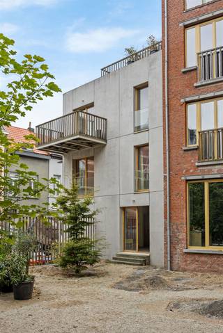 <p><span><strong>Lichtrijke en Energiezuinige Gezinswoning met Dakterras in Hartje Borgerhout</strong></span></p><p> </p><p><span>In een rustige, gezellige wijk midden in Borgerhout, vlakbij het levendige Krugerplein en het groene Rivierenhof, vinden we deze verrassend ruime, instapklare woning met een slimme en speelse indeling.</span></p><p><span>De woning werd gebouwd in 2017 en telt 3 volwaardige verdiepingen, een zeer ruime kelder én twee buitenruimtes. Je komt binnen via de inkomhal met gastentoilet. Een trapje hoger ligt de stijlvolle keuken, voorzien van een prachtig terrazzo werkblad en rechtstreeks verbonden met de eerste gemeenschappelijke buitenruimte. Deze wordt binnenkort heraangelegd tot een groene stadsoase.</span></p><p><span>Op de eerste verdieping bevindt zich de ruime badkamer met ligbad, douche en tweede toilet. Daarnaast zijn er 2 comfortabele slaapkamers. Opvallend is de mooie parketvloer die doorloopt naar de verdieping erboven.</span></p><p><span>Op de tweede verdieping baadt de ruime living in het licht dankzij de grote raampartijen tot op de vloer en waar je een extra slaapkamer kan inrichten. Aansluitend bevindt zich het eerste private terras. Helemaal boven wacht het ruime dakterras, ideaal voor zonnige momenten of gezellige barbecues.</span></p><p><span>Als extra troef is er een polyvalente gemeenschappelijke zaal, die door alle bewoners vrij gebruikt mag worden.</span></p><p> </p><p><span>Tot slot is er de mogelijkheid om een overdekte en beveiligde autostaanplaats aan te kopen voor €35.000 met aansluiting voor een laadpaal.</span></p><p><br /><span>De Florastraat is een rustige straat in een levendige wijk, op wandelafstand van gezellige horeca zoals Bar Leon en nabij het prachtige Rivierenhof. Winkels, scholen en openbaar vervoer zijn vlakbij. Dankzij de centrale ligging ben je ook snel in het stadscentrum of op de invalswegen.</span></p><p> </p><p>Stedenbouwkundig uittreksel in aanvraag.</p><p> </p><p><span><strong>TROEVEN</strong></span></p><p><span>+ Energiezuinige woning (bouwjaar 2017)</span></p><p><span>+ Grote leefruimtes met veel lichtinval</span></p><p><span>+ Twee terrassen, waaronder een royaal dakterras</span></p><p><span>+ Mooie afwerkingen: parketvloer, terrazzo keukenblad</span></p><p><span>+ Gemeenschappelijke tuin én polyvalente zaal</span></p><p><span>+ Centrale, maar rustige ligging in Borgerhout</span></p>