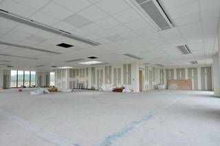 In dit volledig nieuwe bedrijfsgebouw op het bedrijventerrein te Brustem wordt een kantoorruimte te huur aangeboden op de tweede verdieping (lift aanwezig). <br /><br />De kantoren kunnen genieten van veel lichtinval en een prachtig vergezicht op een steeds veranderende groene omgeving. Tevens zijn ze uitgerust met de modernste technieken zoals verwarming en koeling via een warmtepomp.<br /><br />Indien deze unieke kantoorruimte uw interesse heeft gewekt, aarzel dan niet om ons te contacteren. 