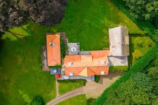 Cette villa spacieuse et luxueusement finie est située sur un terrain d'environ 1 hectare avec un jardin de parc et adjacente au parc de...