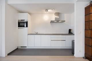 Te koop: energiezuinig appartement (EPC B+) met 1 ruime slaapkamer en 2 grote terrassen in de trendy Dansaertwijk aan het kanaal. Rustige ligging, vlak bij horeca, cultuur en openbaar vervoer:Indeling: - Inkomhal met individueel toilet- living met volledig uitgeruste open keuken (Oven, vaatwas, dampkap, koelkast, vriezer, kookplaat)- badkamer met bad en douche- 1 ruime slaapkamer- 2 terrassen van +-6m² met goede oriëntatie- berging met aansluiting voor wasmachine & droogkastExtra:- EPC B+ - Elektriciteit conform- Ruime kelder & gemene fietsenstalling- Staanplaats optioneel aan te kopen: €20.000
