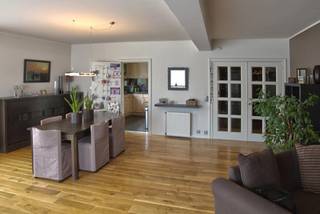 Leuk en verzorgd 3- slaapkamer appartement gelegen op de eerste verdieping van een kleinschalig gebouw nabij alle faciliteiten van de zuidrand van de stad (winkels, parken, openbaar vervoer, universiteiten,...) Grote inkom op hardsteen, apart toilet, ruim en lichte leefruimte op parket met haard en zonneterras en ingerichte keuken. Verder drie slaapkamers en luxe badkamer met douche-ligbad en wasplaats. Inpandige parking voor fietsen. Ideaal jong gezin of investering voor studentenverhuur!