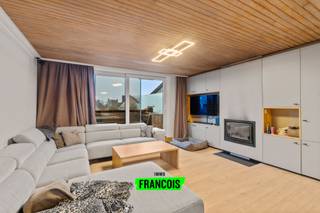 Deze ruime bel-etage gezinswoning is gelegen op een gegeerde locatie tussen de Vicognewijk en Bredene-Dorp. U heeft talrijke faciliteiten in de buurt en bevindt zich toch in een rustige omgeving. <br /><br />De leefruimte vormt het centrale hart van de woning. Ze bevindt zich op de eerste verdieping en geniet een ruim oppervlak. U heeft tal van plaats voor een eet-en leefruimte. Dankzij de brede raampartijen aan weerszijden, is er steeds een aangename lichtinval. Aansluitend is er de moderne keuken, met tal van werkruimte en apparatuur. <br /><br />U heeft hier tevens een riant zonneterras verdeeld over twee niveaus. <br /><br />In totaal zijn er drie volwaardige slaapkamers, waarvan één op heden ingericht is als praktijkruimte. De badkamer is uitgerust met een grote inloop (regen-)douche. <br /><br />Er is een handige berging met aansluiting voor een wasmachine aanwezig. <br /><br />De woning beschikt ook nog over een grote, zonnige tuin met een gras-en terras gedeelte.<br /><br />Het pand heeft heel wat extra troeven. Zo is ze zeer energiezuinig (EPC B, talrijke zonnepanelen,…). Daarenboven is er naast de gewone garage nog een riante werkplaats met aparte toegangspoort die zich perfect leent tot atelier, , hobbyruimte,… . Doorheen het pand beschikt u over fraai maatwerk die de nodige bergruimte bieden.<br /><br />Bent u op zoek naar een ruime gezinswoning, die volledig instapklaar is en u daarenboven talrijke extra mogelijkheden biedt? Aarzel dan niet en neem contact op voor meer info of een afspraak!<br /><br />