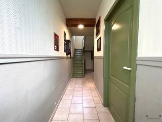 <p><span>Gezellige stadswoning met 3 slaapkamers, zonnepanelen en stadskoer in hartje Hamme</span></p><p><span>Ontdek deze gezellige woning, rustig gelegen in het centrum van Hamme. Dankzij de nabijheid van scholen, winkels, openbaar vervoer en belangrijke verbindingswegen geniet je hier van een bijzonder centrale en praktische ligging.</span></p><p><span>Via de inkomhal bereik je aan de voorzijde een handige </span><span>berging met wasplaats</span><span>. Verderop bevindt zich de </span><span>vernieuwde badkamer</span><span>, voorzien van een ruime douche, lavabomeubel, handdoekradiator en toilet.</span></p><p><span>Achteraan opent de woning zich naar een aangename </span><span>leefruimte met zithoek, eetplaats en open keuken</span><span>, uitgerust met gasfornuis, oven en spoelbak. Vanuit de leefruimte heb je toegang tot de gezellige </span><span>stadskoer</span><span>, waar je in alle rust van het buitenleven kunt genieten.</span></p><p><span>Een extra troef is de </span><span>praktische zijingang</span><span>. Ideaal voor fietsen, vuilnisbakken of andere spullen, zonder hiervoor door de woning te moeten.</span></p><p><span>Op de eerste verdieping bevinden zich </span><span>drie kamers</span><span>, waarbij één kamer toegang verleent tot de derde slaapkamer. Dit biedt verschillende mogelijkheden voor bijvoorbeeld een slaapkamer, bureau, dressing of hobbyruimte.</span></p><p><span>Ook op energetisch vlak heeft deze woning mooie troeven. Dankzij de </span><span>zonnepanelen en lucht-luchtwarmtepomp</span><span> kunnen zowel de leefruimte als de grootste slaapkamer efficiënt worden verwarmd én gekoeld.</span></p><p><span>Een gezellige en centraal gelegen woning met heel wat potentieel, ideaal voor wie op zoek is naar een betaalbare thuis die nog volledig naar eigen smaak kan worden afgewerkt.</span></p><p><span>Benieuwd naar deze woning? Plan vandaag nog je bezoek via 052 50 50 00!</span></p>