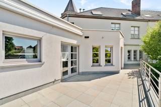 Commercieel gelegen karaktervol handelspand met woonst, strategische topligging met visibiliteit.Perfect onderhouden handelspand met woonst:INDELING:...