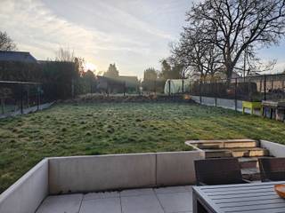 Deze recente halfopen bebouwing, afgewerkt in 2023, is volledig instapklaar en combineert modern wooncomfort met een energiezuinige afwerking. Dankzij de goede isolatie en zonnepanelen beschikt de woning over een gunstig EPC, wat zorgt voor lage energiekosten.<br /><br />Op het gelijkvloers betreedt u de woning via een aparte inkomhal met gastentoilet. De lichtrijke leefruimte met open, moderne keuken vormt het hart van de woning en biedt een aangename woonbeleving. Aansluitend bevindt zich de garage, uitgerust met alle technieken en voorzien van een automatische poort.<br /><br />De eerste verdieping telt 3 volwaardige slaapkamers + een dressing. De ingerichte dressing blijft staan met een kleine overnameprijs (te bespreken)<br /><br />Verder is er een stijlvolle badkamer met douche, ligbad, dubbele lavabo en toilet. Buiten geniet u van een zuid-oostgericht terras en tuin, ideaal om in alle rust van de zon te genieten. Voor de woning zijn er twee autostaanplaatsen, aangevuld met een publieke parking om de hoek.<br /><br />De ligging is een absolute troef: op slechts 5 minuten rijden van het centrum van Geraardsbergen, met alle voorzieningen in de nabije omgeving. Bovendien bevindt het pand zich vlakbij recreatiedomein De Gavers, perfect voor ontspanning en natuurbeleving.<br /><br />Intrede 15/02/2026 of 01/03/2026<br /><br />Meer info? Een bezoek? Bel Jordi 0477/32.61.53