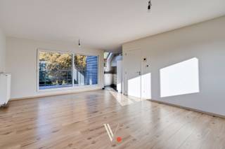 Dit ruime duplexappartement ligt in het centrum van Ingelmunster, op wandelafstand van winkels, een apotheek, horeca en sportfaciliteiten. <strong>Ook wie graag in het groen wandelt, vindt vlakbij mooie plekjes.</strong><br /><br />Het appartementsgebouw werd in 2014 volledig vernieuwd. Het appartement strekt zich uit over twee verdiepingen en telt <strong>3 slaapkamers</strong>. De lichtrijke leefruimte geeft uit op een aangenaam terras met zicht op het groen. Daarnaast vind je een ingerichte keuken, een berging, een badkamer en een apart toilet.<br />Een ruim en energiezuinig appartement op een centrale ligging!<br /><br /><strong>Grootste troeven:</strong><br />- Centrale ligging<br />- Aangenaam zicht op 't groen, zowel vanop terras als van in de leefruimte<br />- 3 slaapkamers<br />- Instapklaar<br />- Energiezuinig