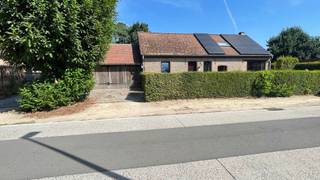 Ontdek deze karaktervolle vrijstaande hoeve op een perceel van 920m² in Keerbergen.<br />Deze charmante woning biedt een aangename combinatie van karakter, comfort en rust. De gezellige woonkamer beschikt over een massief parket en een sfeervolle houtkachel. Verder omvat deze woning drie slaapkamers, een bureel, een wasplaats en een dubbele garage.<br />De keuken, berging en badkamer werden recent vernieuwd, waardoor de woning helemaal klaar is voor een nieuwe eigenaar.<br />Buiten geniet u van een ruime, volledig afgesloten tuin, omringd door groen en privacy. Het royale terras in Belgische blauwe hardsteen vormt de ideale plek om te ontspannen en volop te genieten van het buitenleven.<br />De woning heeft een klassieke viergevelstructuur en beschikt bovendien over een apart bijgebouw met sauna en douche, dat tal van mogelijkheden biedt als ontspanningsruimte, hobbyruimte of extra verblijf.<br />Ook op energetisch en ecologisch vlak heeft deze woning heel wat troeven. Zo zijn er 12 Trina Solar Vertex 395M FB zonnepanelen en een thuisbatterij aanwezig.<br />De woning is gelegen in de Achiel Cleynhenslaan, in een rustige en groene omgeving, maar toch met winkels, voorzieningen en scholen in de nabijheid.<br />Een karaktervolle woning met ruimte, privacy en tal van troeven, ideaal voor wie op zoek is naar een rustige en aangename plek om thuis te komen.