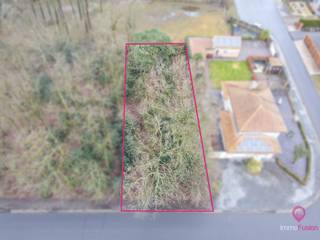 <p>Bij ImmoFusion 7/7 “open huis” : klik op onze 3D-TOUR.</p>
<p>Ervaar vastgoed alsof je er zelf doorloopt!</p>
<br />Altijd al je eigen droomhuis willen ontwerpen en bouwen zoals jij het wilt in een rustige en kindervriendelijke straat? Dan ben je hier aan het juiste adres!<br /><br />In de Vossenhoek vinden we deze nieuwe verkaveling terug met een ruim oppervlakte van 5a 76ca. deze bouwgrond is rustig gelegen in een kindvriendelijke straat. Wil je naar het centrum gaan van Beringen voor te shoppen of inkopen te doen of moet je de autosnelweg op voor je werk? Dan ben je met de auto in een mum van tijd in het centrum of aan de op – en afrit van de E313.<br /><br />Wil jij een charmante landelijke huis bouwen met een dak of heb je liever een strakke moderne woning met een plat dak? Hier kan je bouwen zoals jij het wenst! Dit perceel heeft een straatbreedte van +- 14.5 meter, dit geeft jou de mogelijkheid om 8.5 meter breed en 17 meter diep te bouwen! <br /><br />Ben jij klaar voor de volgende stap in je leven en wil jij je droomhuis bouwen? Aarzel dan zeker niet en bel ons gerust voor meet uitleg! <br /><br />Pluspunten:<br />- Openbebouwing!<br />- Ruim bouwen mogelijk!<br />- Dakvorm vrij te kiezen!<br />- Uitstekende ligging!<br />- Kindvriendelijke straat<br /><br /><span>Maatregelen opgenomen in het Maatregelenregister: nee</span> <br /><br />Voor een bezichtiging ter plaatse of meer info, bel ons op 078/78.78.70, of kom gewoon binnen op ons kantoor, steeds welkom!